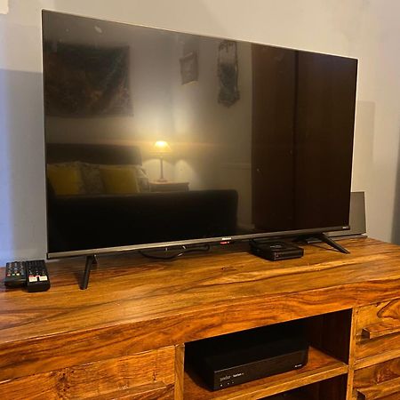 Quirky Town Centre Apartment With River Terrace Маклсфілд Екстер'єр фото